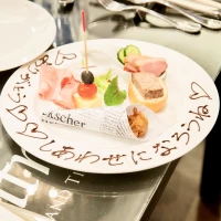 新郎へサプライズプレート！