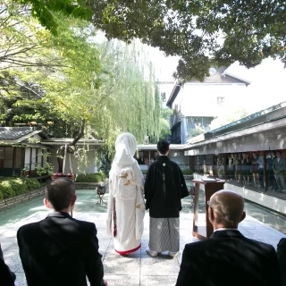 この石畳の間で人前式を行います