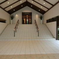 挙式会場前の大階段(フラワーシャワーが可能)