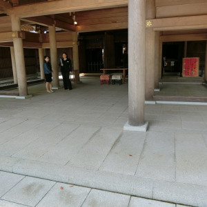 挙式会場(両側に親族が並ぶ形になります)|507910さんの岐阜護国神社 せいらん会館の写真(653784)