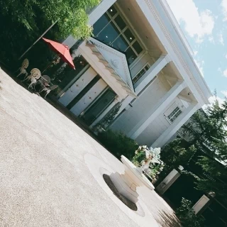 噴水や緑が綺麗な会場