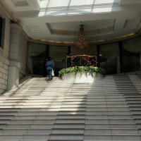 会場入口。この大階段で記念撮影することも多いとか。