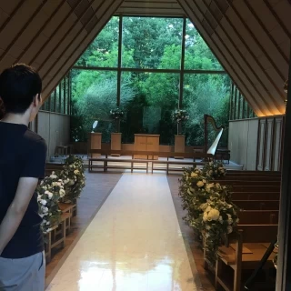 木のぬくもりと緑溢れるチャペル
