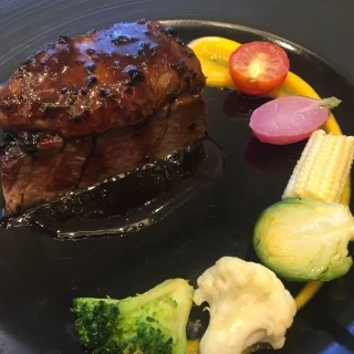 盛り付けがおしゃれ。ソースとの相性抜群。