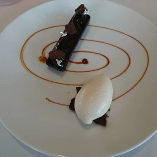 デザートは濃厚なチョコレートケーキです。とても美味しかったで
