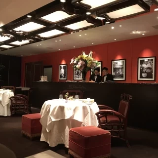 赤をベースとした落ち着いた会場です