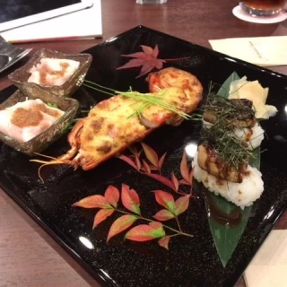一番右側がフォアグラ寿司