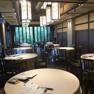 窓の外のベランダに出てデザートビュッフェもできます