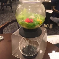 野菜で出汁をとったスープ、目の前で魚料理にかけてくれます