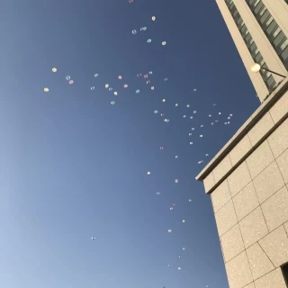 チャペルの外でバルーンを飛ばしました