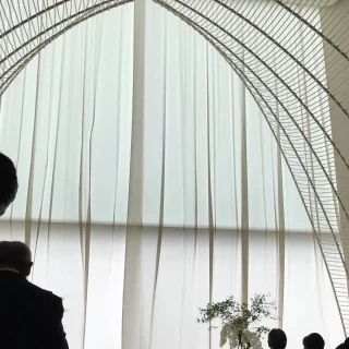 最初はカーテンが閉まっていました