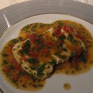 魚料理はソースも美味しい。