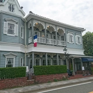 右側奥の緑が見えるスペースがガーデン(挙式)スペースです。