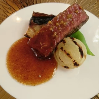 火加減が絶妙なステーキ。ワインが進みます。