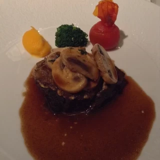 お肉料理は牛の赤ワイン煮込み。