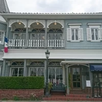 正面から見たところ。街灯の下とバルコニーがフォトスポットに。