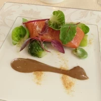 サーモンと芽キャベツ。ソースとの相性抜群。とても美味。
