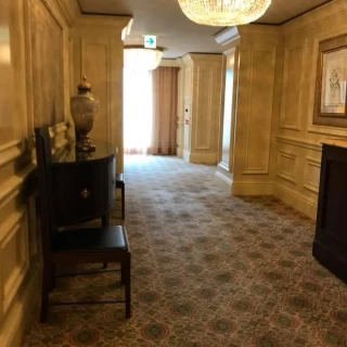 会場前廊下とシャンデリア