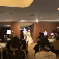 入場は真ん中の扉から