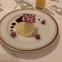 インスタ映えするホワイトチョコのケーキ