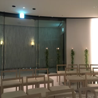 このガラスの向こう側を新婦が通って入場します