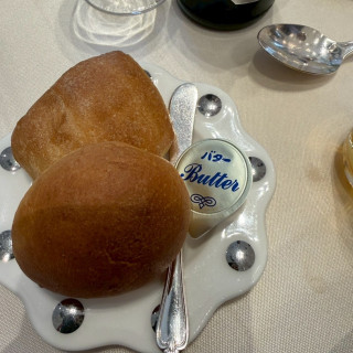 おしゃれなお皿に温かいパン。