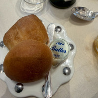 おしゃれなお皿に温かいパン。