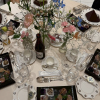 白いテーブルクロスにやわらかな色の花が美しかった