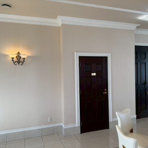 白とブラウンを使っていて落ち着いた雰囲気のロビー。|508540さんのローズガーデン／ロイヤルグレース大聖堂の写真(2583541)