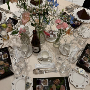 白いテーブルクロスにやわらかな色の花が美しかった|508540さんのローズガーデン／ロイヤルグレース大聖堂の写真(2583632)