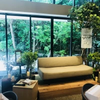 高砂です。緑いっぱいの装花がお洒落です。ガーデンの緑も素敵。