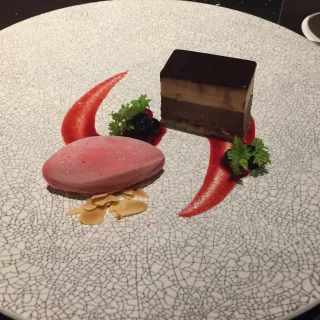 濃厚なチョコケーキに、ベリー系のアイスが美味しかったです。