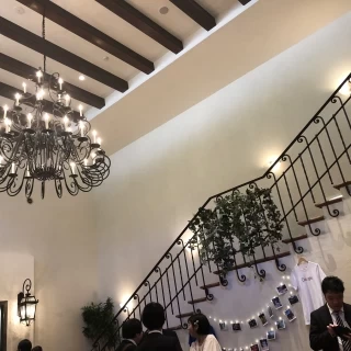 ロビーには階段があり、写真を飾ってもかわいいです。