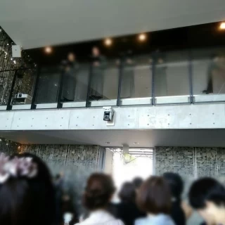 チャペルの後ろ側では聖歌隊が歌っています