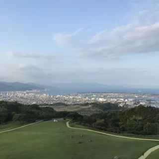 庭園です。冬は富士山がどーんと見えます。夏は芝が青いです。