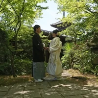 八坂の塔をバックに撮影してもらいました。