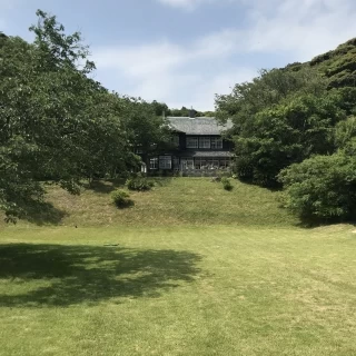 すこし坂を登ったところにある