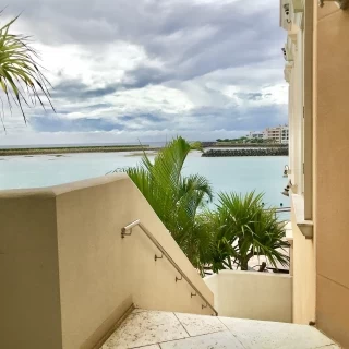 チャペルの扉を出ると海を一望できる階段