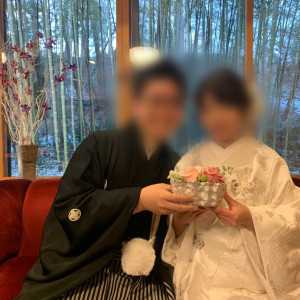 バンブールーム（列席者待合室）の窓から見える竹林を背に|508986さんの彌高神社の写真(743916)