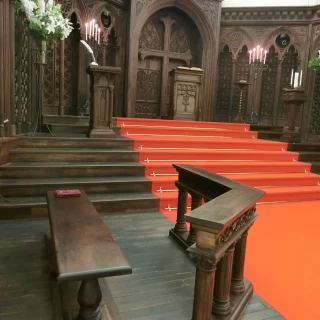 祭壇両サイドにある特別な席