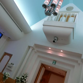 上で聖歌隊が歌ってくれます