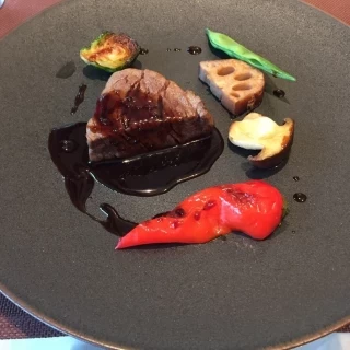 メインの肉料理。口の中でとろけるようなお肉でした。