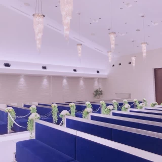 入場する扉です。シャンデリアがとても綺麗です。