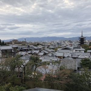 京都らしい景色が高いところから見える 場所は珍しい 挙式会場はホテルの待合室のような玄関スペースに椅子を並べて挙 口コミ 評判 高台寺ひらまつ ひらまつウエディング ウエディングパーク