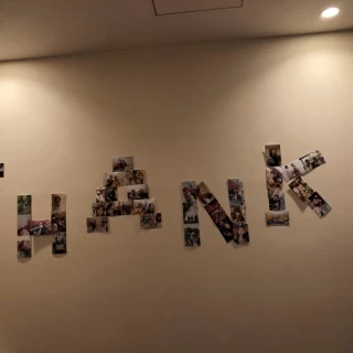 披露宴会場の壁に写真でTHANKSを作りました。