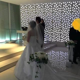 壁面がライトでカラフルに光るチャペル