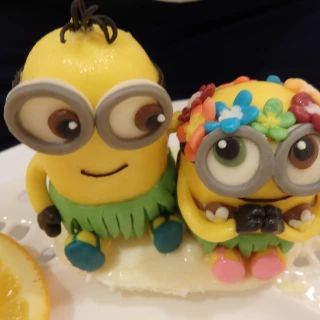 ケーキに乗せてもらった、ミニオンのマジパン