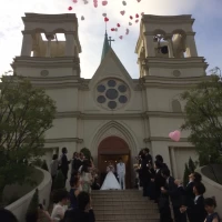 大階段が結婚式！という感じでステキです。