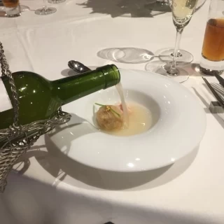 ボトルにスープが入っていて、それを注いで料理が完成します。
