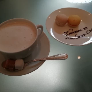 頂いたマカロンと飲み物です。